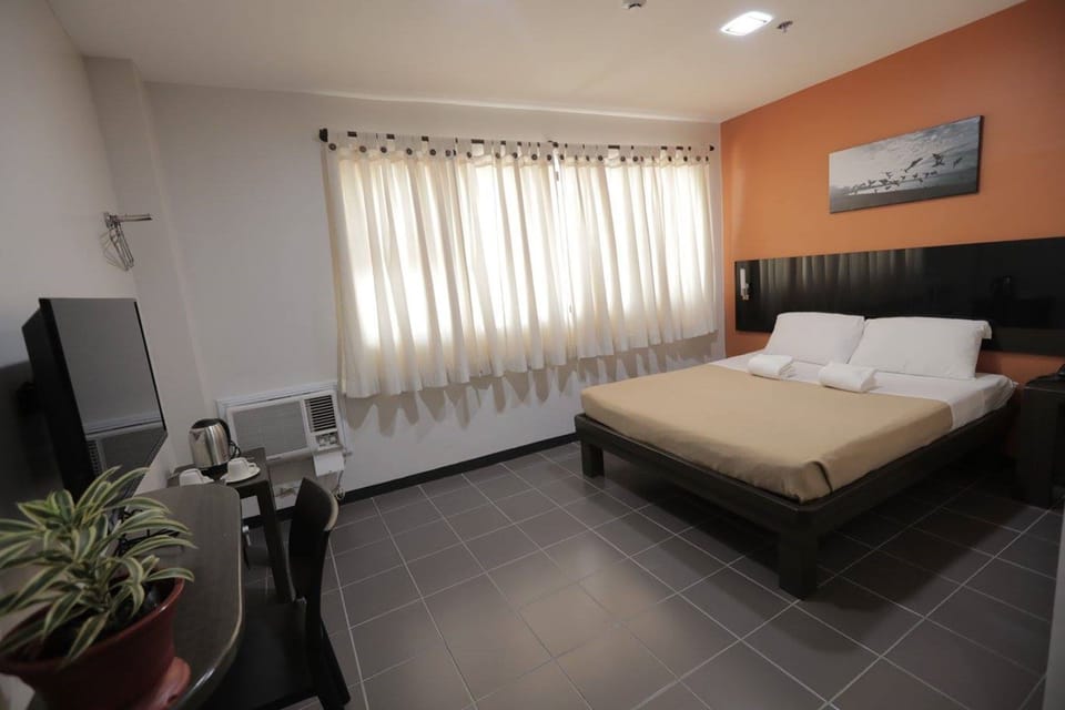 Executive Suite | Desk, iron/ironing board, free WiFi, bed sheets