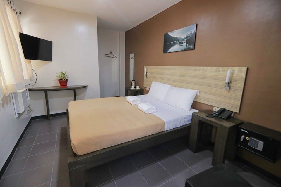 Executive Suite | Desk, iron/ironing board, free WiFi, bed sheets