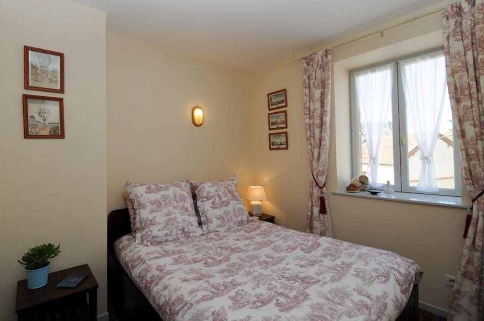 Comfort Double Room | 1 bedroom, in-room safe, blackout drapes, soundproofing