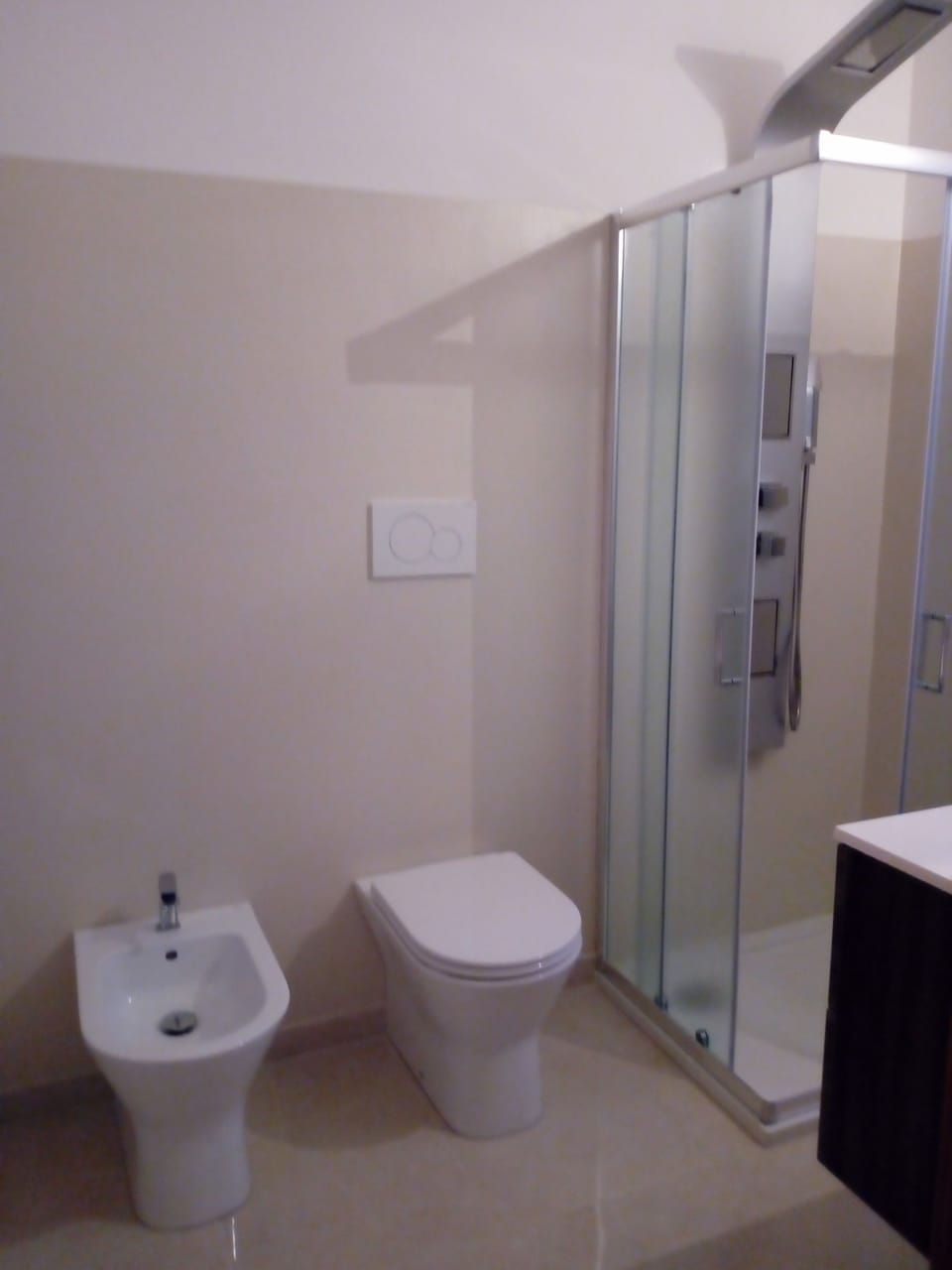Comfort Double Room, Balcony | Bathroom | Shower, free toiletries, hair dryer, bidet