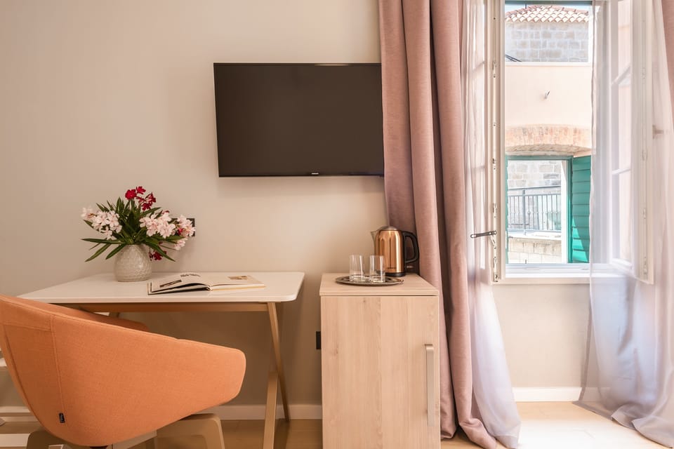Comfort Double Room, 1 Queen Bed, Non Smoking, Courtyard View | Courtyard view