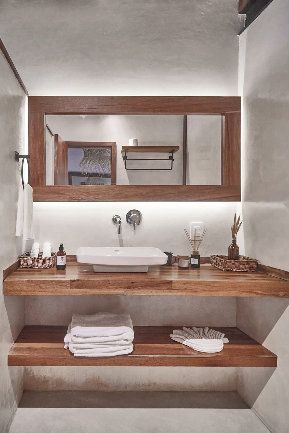 Luxury Room, 1 King Bed, Non Smoking, Pool View | Bathroom | Shower, free toiletries, towels