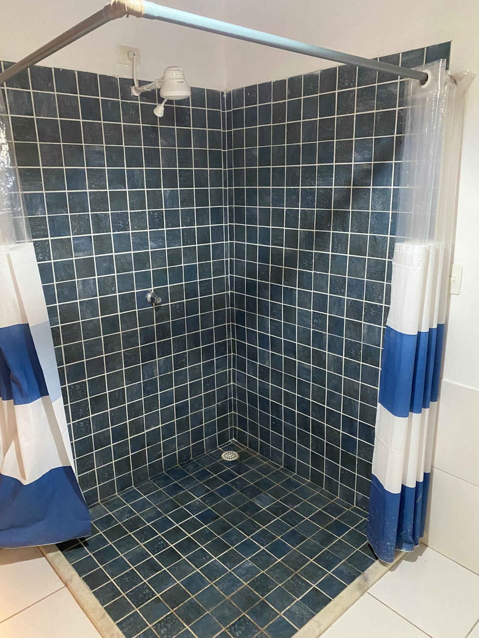Deluxe Suite | Bathroom | Shower, hair dryer, bathrobes, towels