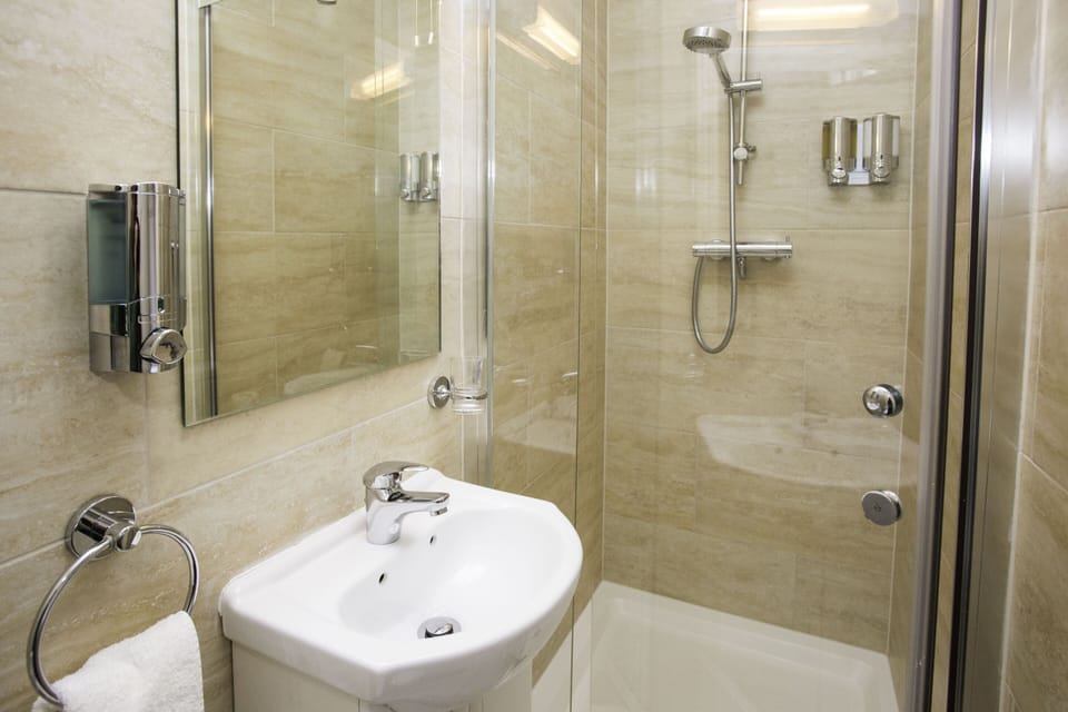 Single Room, Ensuite (Double Bed) | Bathroom | Shower, free toiletries, hair dryer, towels