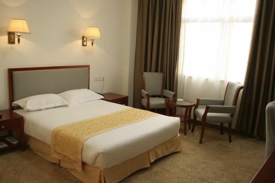 Standard Single Room | Minibar, in-room safe, desk, iron/ironing board
