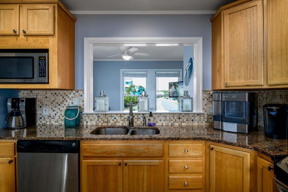 Kitchen with view of Siting Area (101KB)