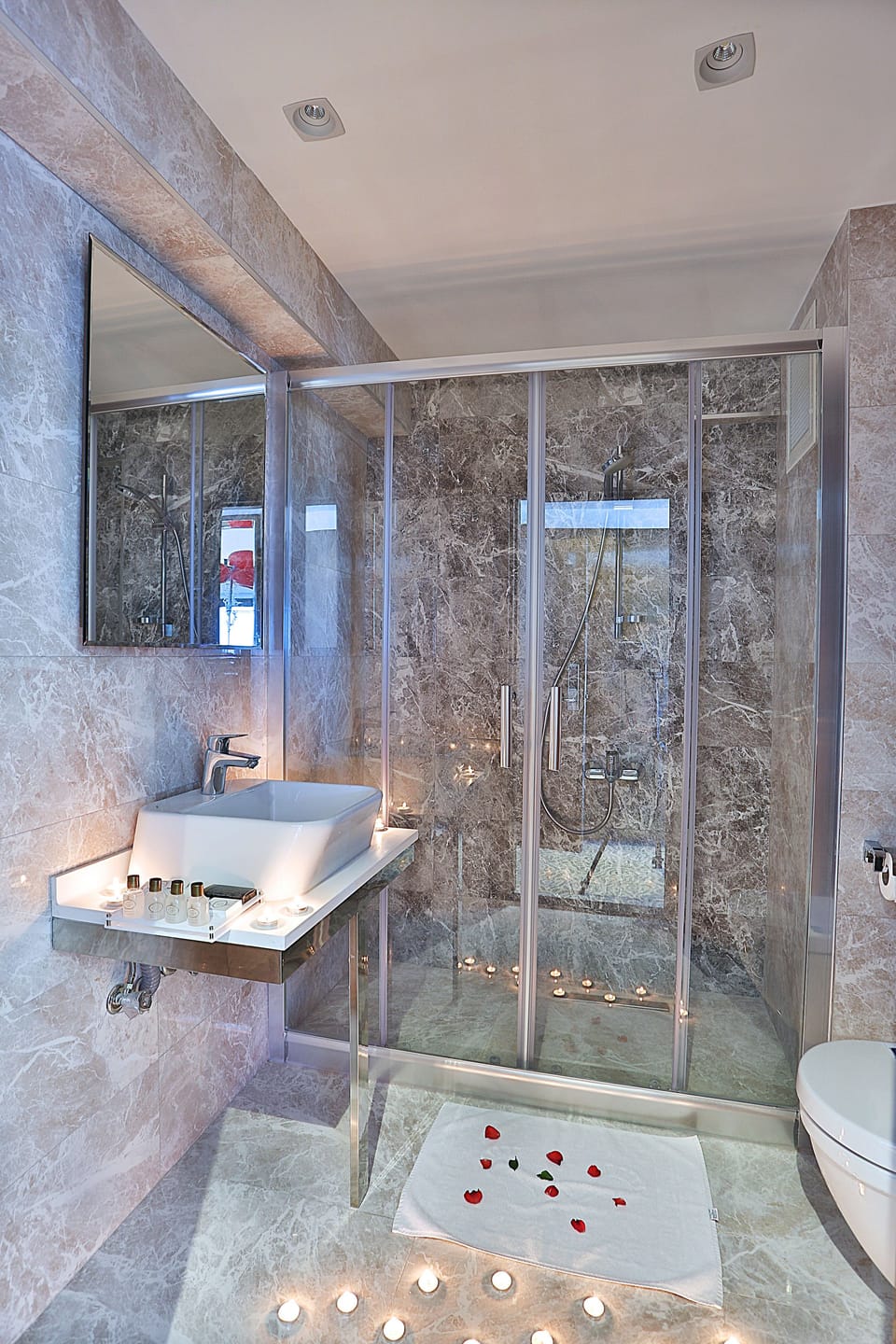 Shower, rainfall showerhead, free toiletries, hair dryer