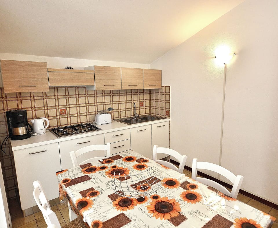 Apartment, 2 Bedrooms, Non Smoking | Private kitchen | Full-size fridge, oven, stovetop, espresso maker