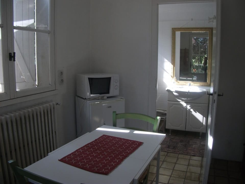 Classic Apartment (Occident) | In-room dining