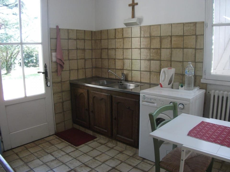 Classic Apartment (Occident) | Private kitchen | Shared fridge, microwave, electric kettle, highchair