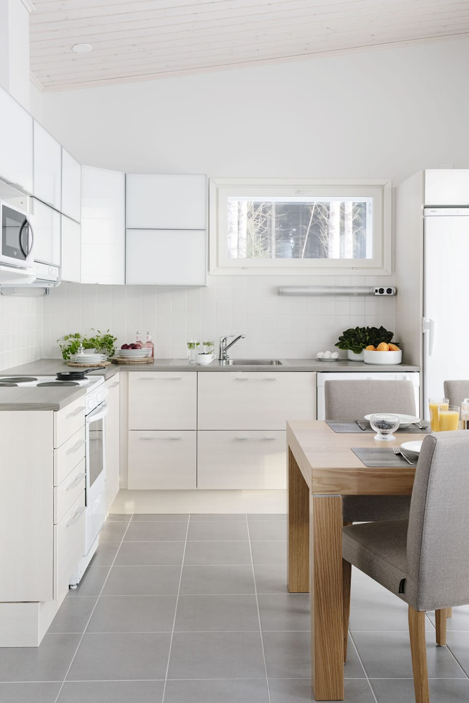 Small Villa | Private kitchen | Fridge, microwave, oven, stovetop