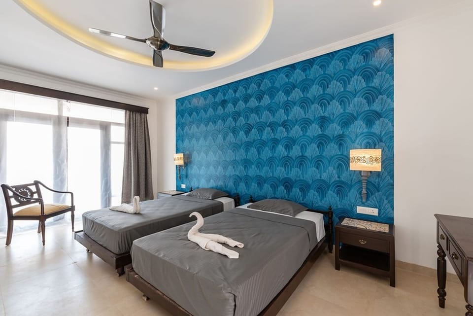 Luxurious bedroom with 2 single beds