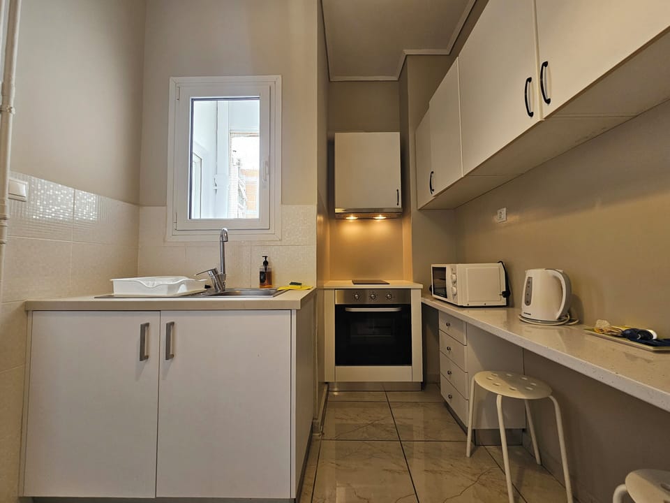 Full-size fridge, microwave, oven, stovetop
