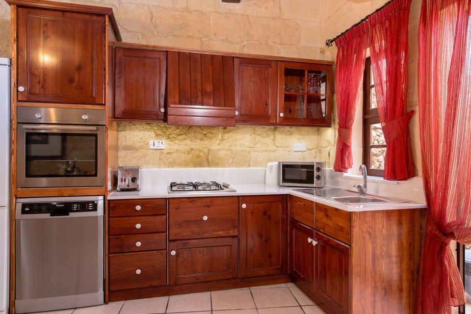 Traditional House, 3 Bedrooms, Pool View | Private kitchen | Full-size fridge, microwave, oven, stovetop