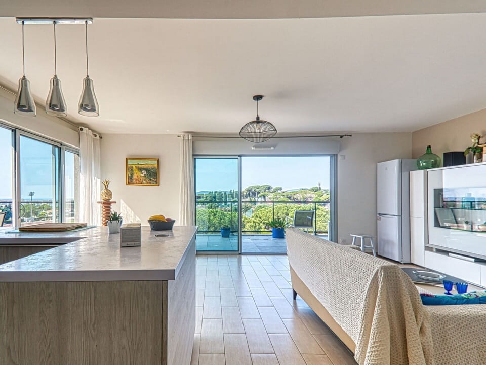 Window, Cabinetry, Countertop, Azure, Wood, Kitchen Sink, Floor, Kitchen, Flooring, Interior Design