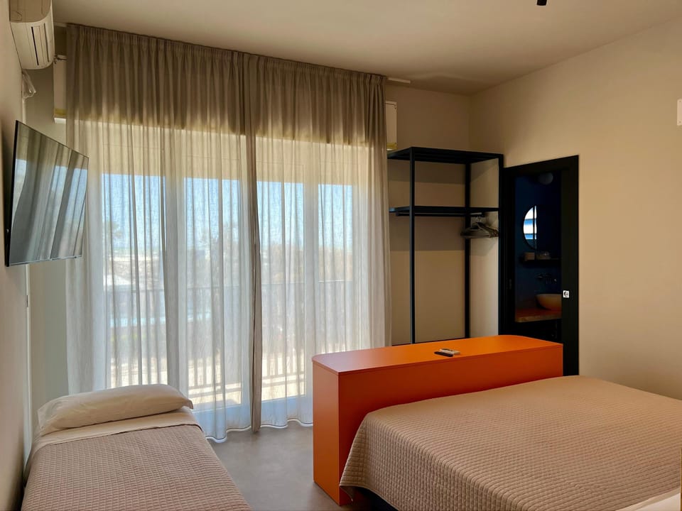 In-room safe, desk, WiFi, bed sheets