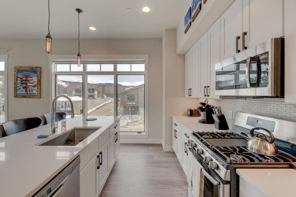 Fully Equipped Kitchen with Ample Counter and Cabinet Space.
