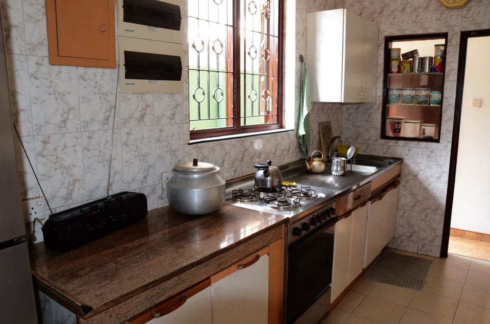 Shared fridge, microwave, stovetop, cookware/dishes/utensils