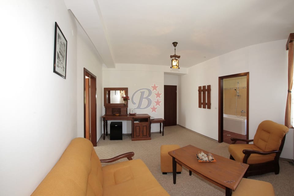 Suite, Mountain View | Living room