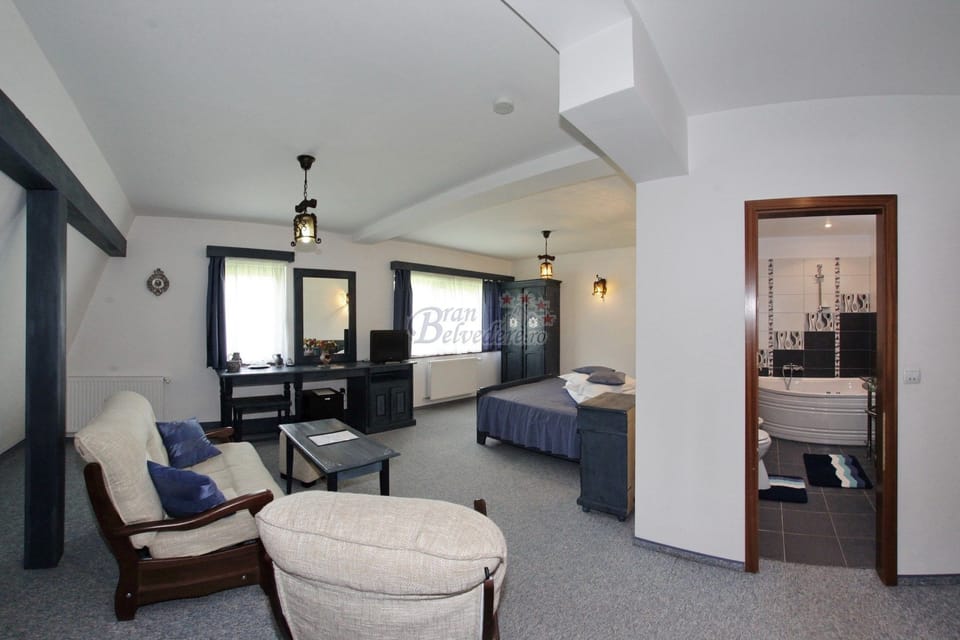 Luxury Suite, Bathtub | Living area