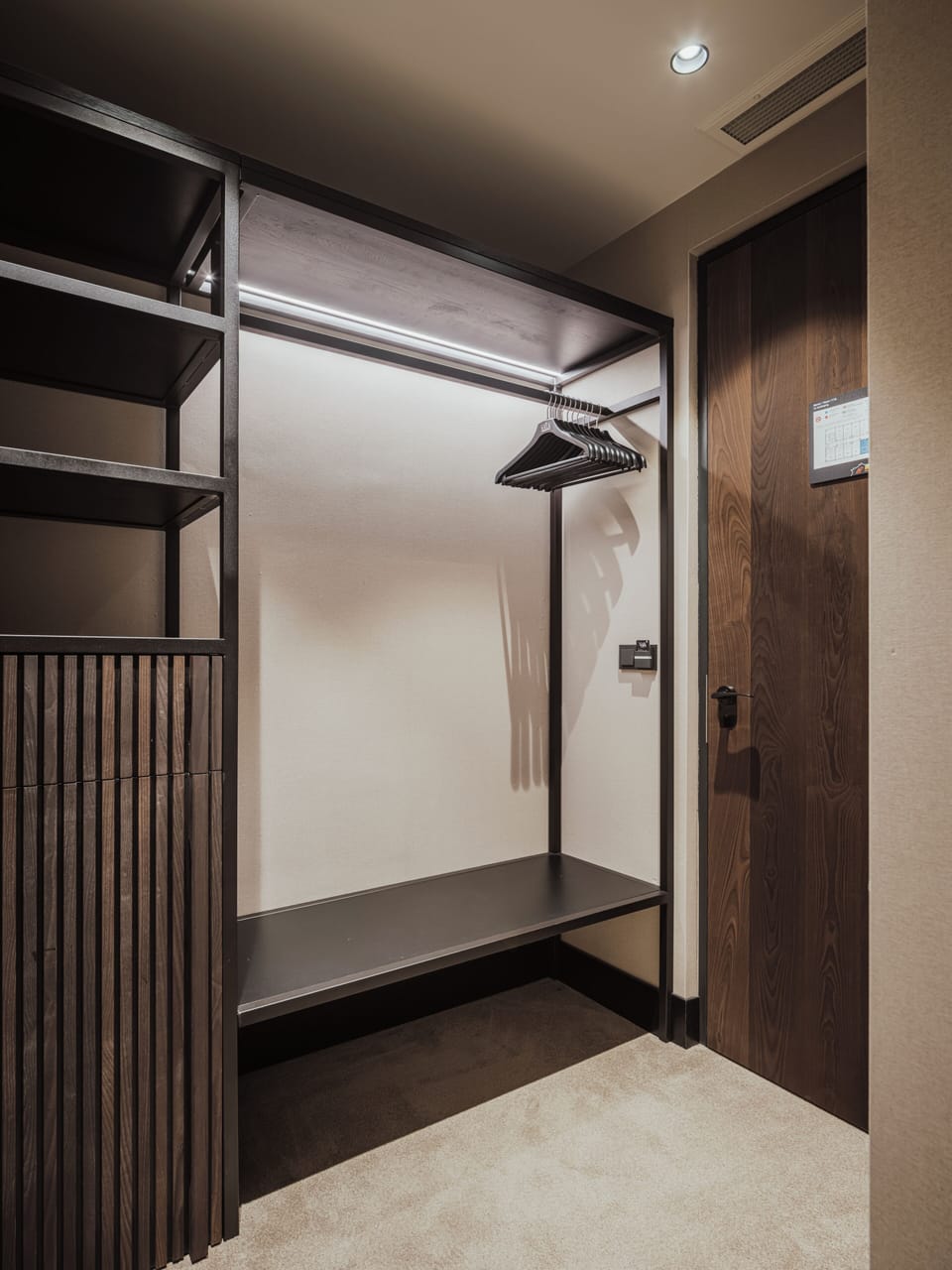 Deluxe Room, 1 King Bed, Bathtub | Hypo-allergenic bedding, in-room safe, desk, blackout drapes