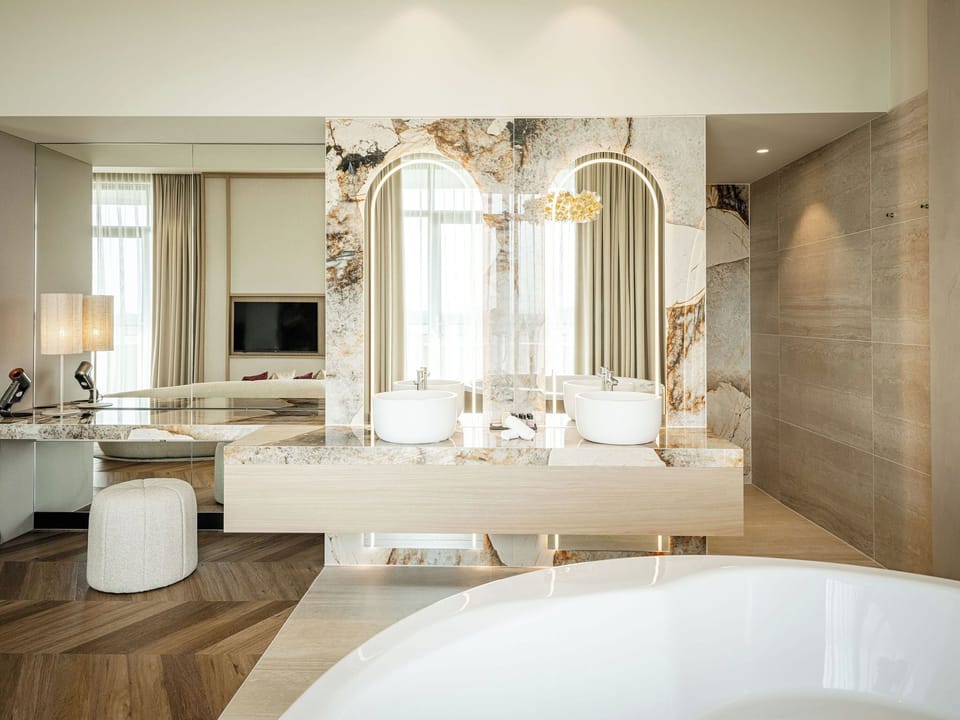 Honeymoon Suite | Bathroom | Separate tub and shower, free toiletries, hair dryer, towels