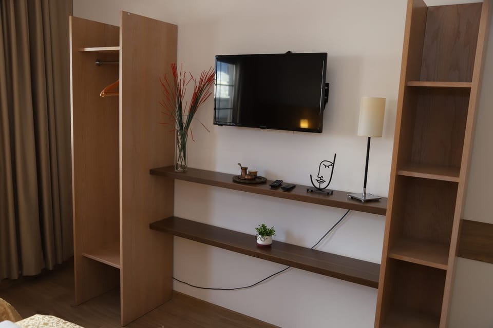 Economy Triple Room | Minibar, individually decorated, individually furnished, desk