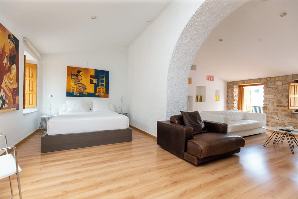 Studio Suite | Minibar, in-room safe, individually decorated, desk