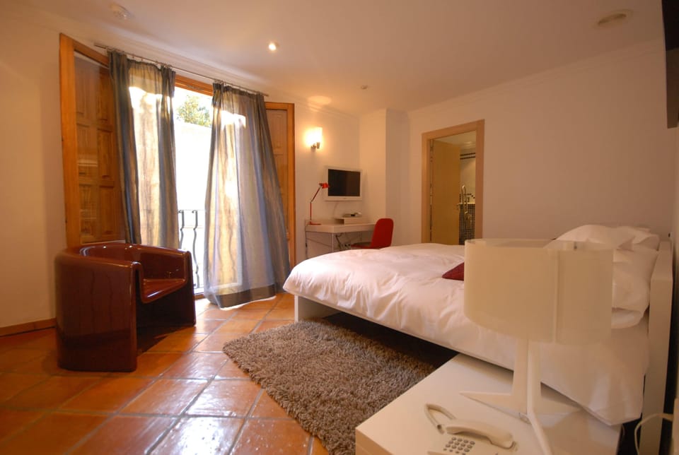 Double Room | Minibar, in-room safe, individually decorated, desk