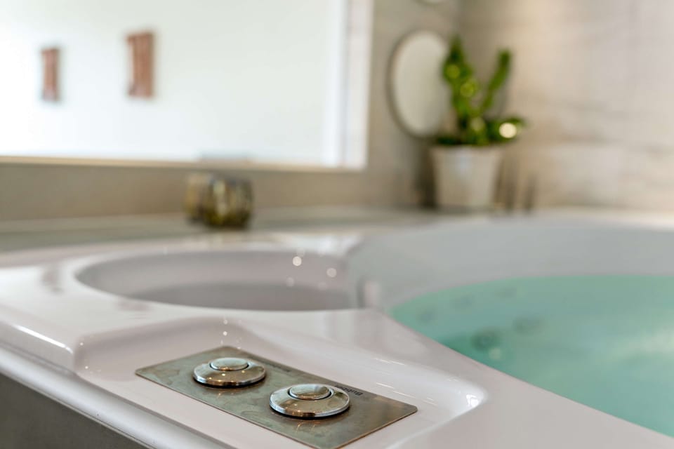 Indoor spa tub