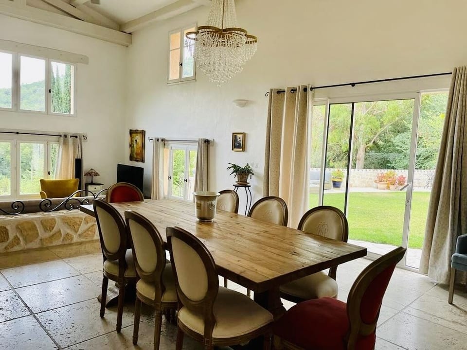 Living room with view on the patio. 