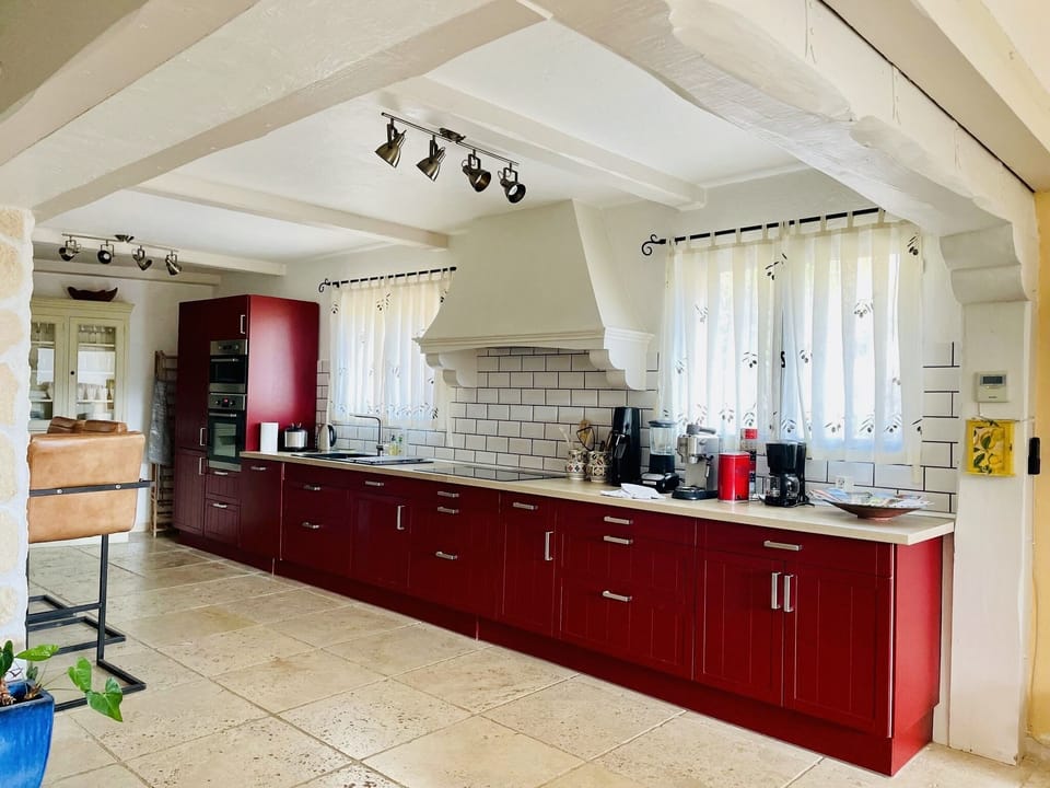 Big kitchen fully equipped. 