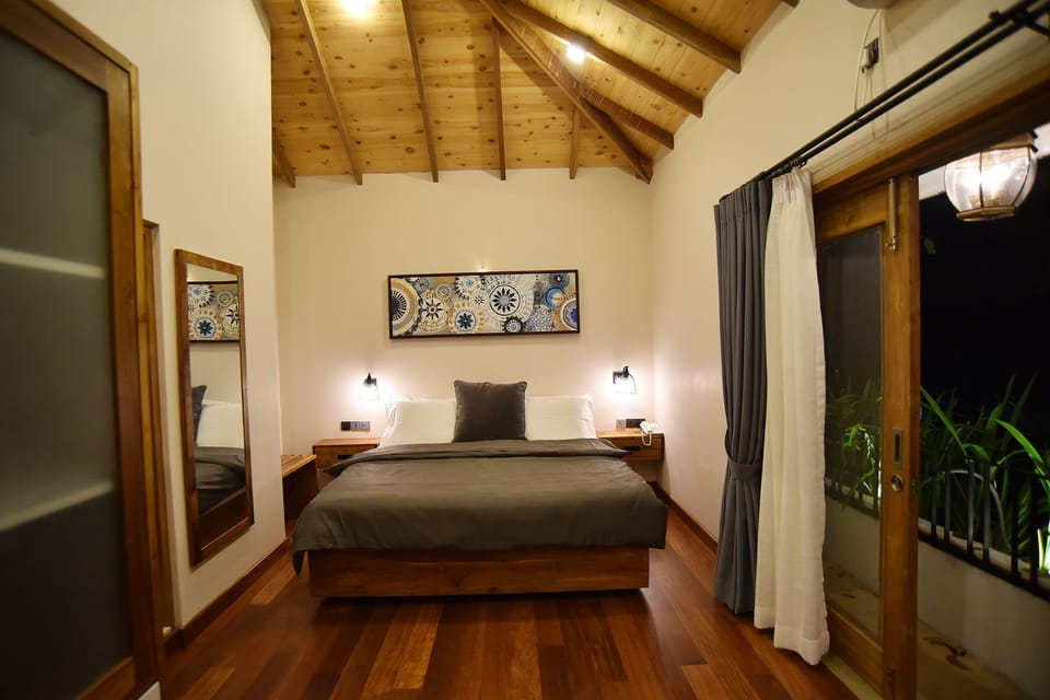 Deluxe Double Room, 1 King Bed, Non Smoking, Garden View | Minibar, individually decorated, individually furnished, desk