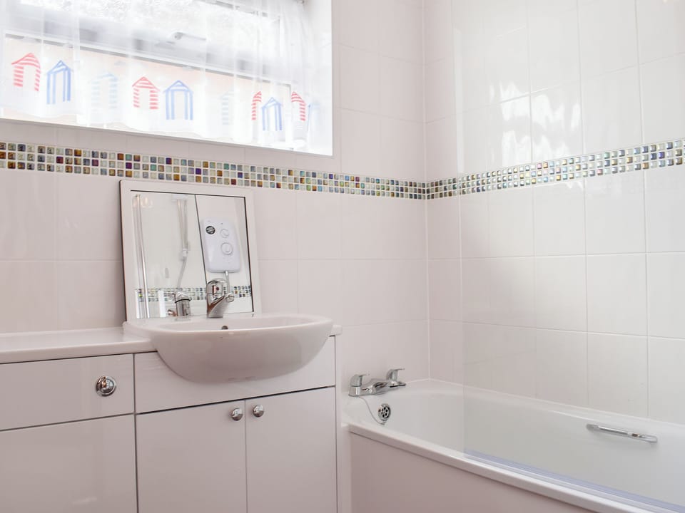 Bathroom with shower over the bath | Solent Point - Solent View & Brambles Cottage, Freshwater