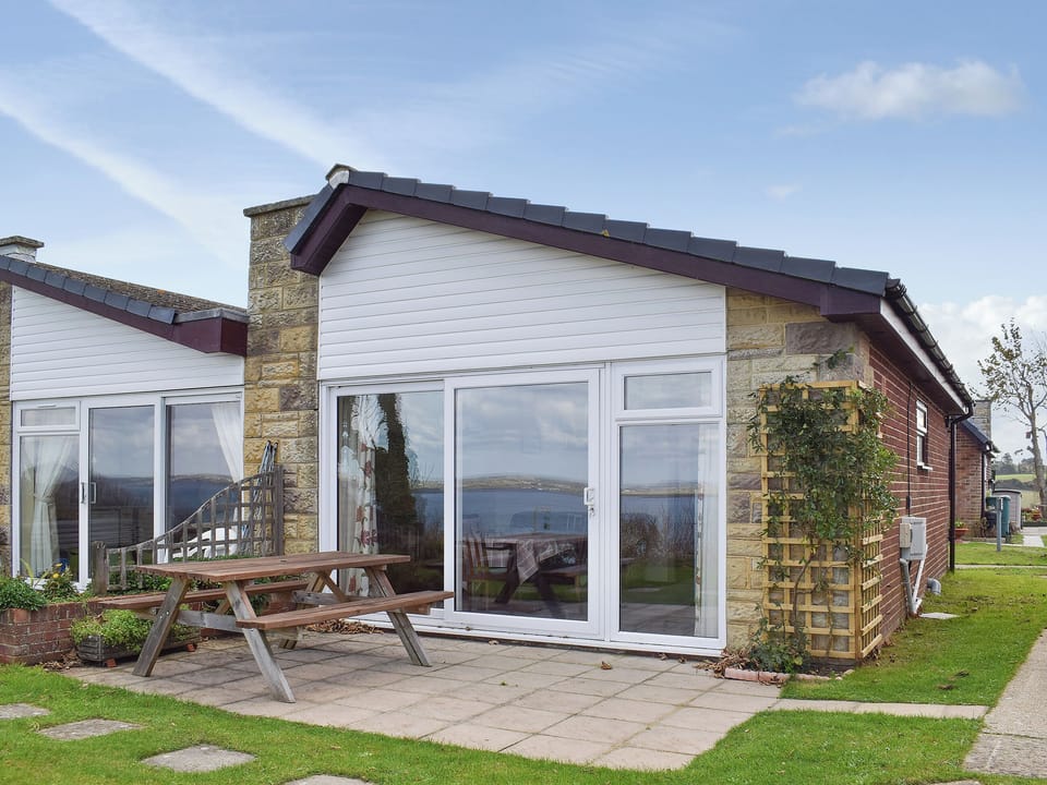 Delightful seaside &rsquo;chalet-style&rsquo; holiday cottage | Solent Point - Solent View & Brambles Cottage, Freshwater