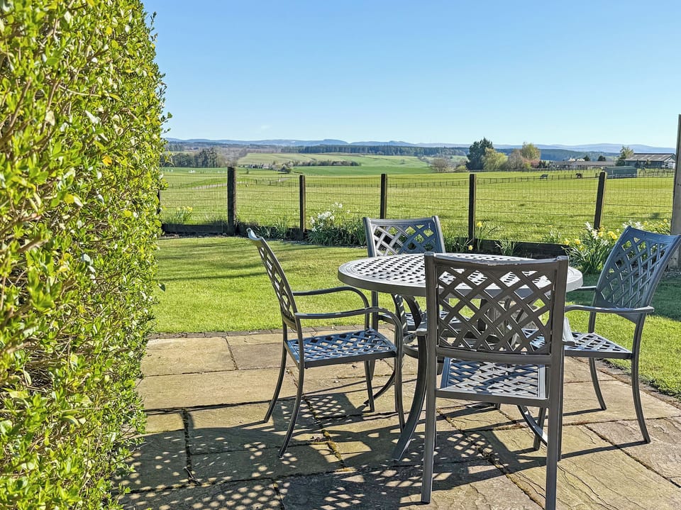 Sitting-out-area | The Lodge Cottage, Methven, near Perth