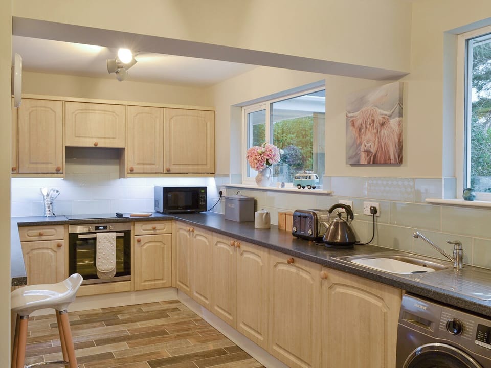 Well-equipped fitted kitchen | Treen, Lansallos, near Looe