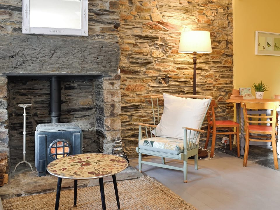 Open plan living space with wood burner | Tŷ ar y Tro, Ffestiniog, near Blaenau Ffestiniog