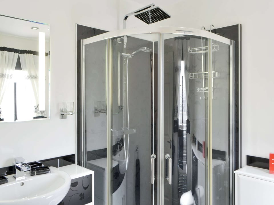 En-suite shower room | Hawthorne House, Amble, near Warkworth