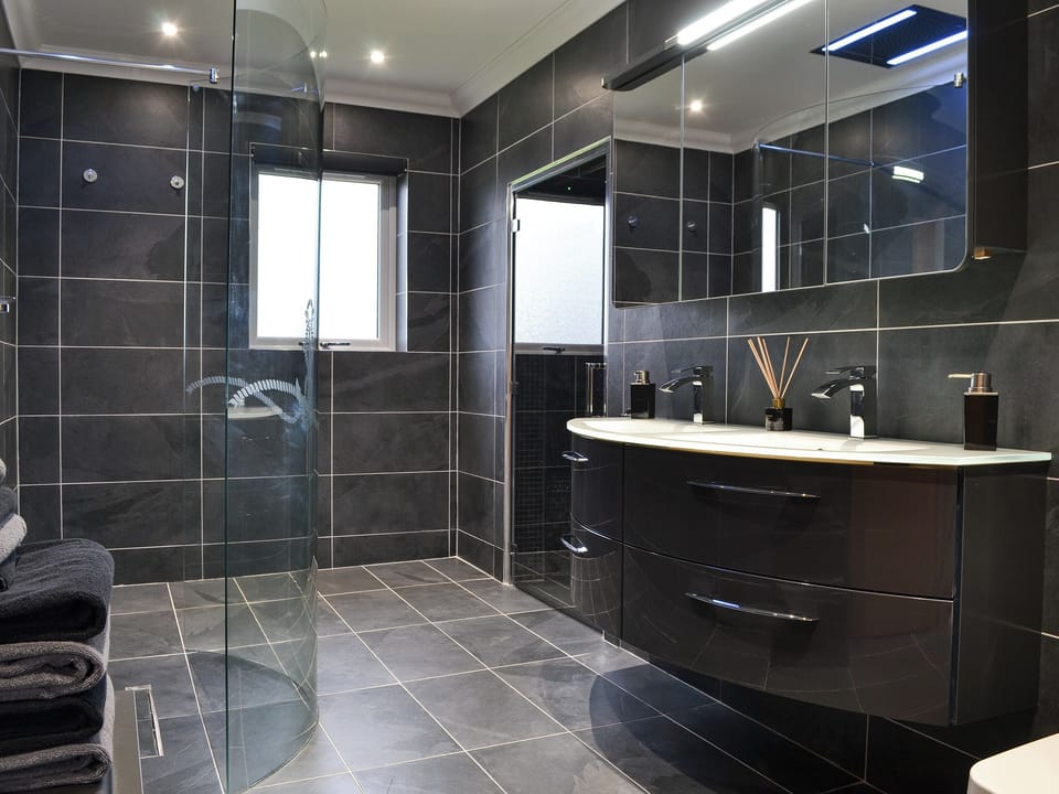 Shower and steam room | Skipper&rsquo;s Retreat, Clachan Sands, Isle of North Uist