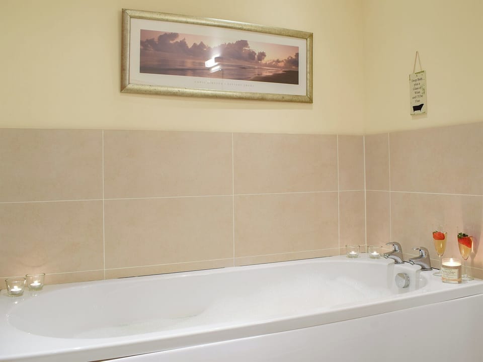 En-suite with bath, shower cubicle and toilet. | Frith View, Glengoulandie, near Aberfeldy