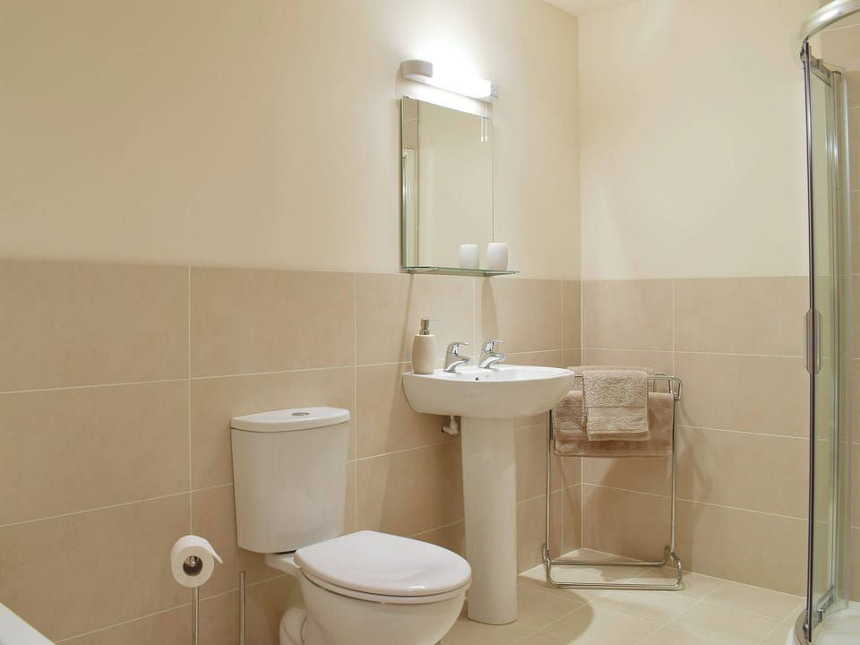 En-suite with bath, shower cubicle and toilet. | Frith View, Glengoulandie, near Aberfeldy