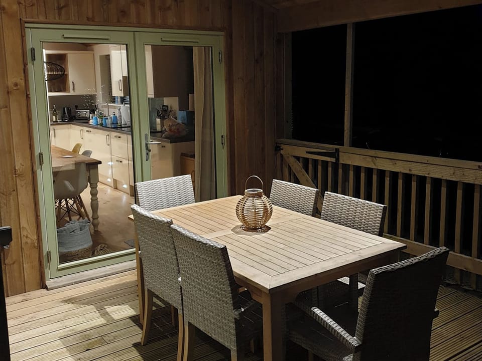 Outdoor dining | Meadowside Lodges- Peregrine Lodge - Meadowside Lodges, St Columb, near Padstow