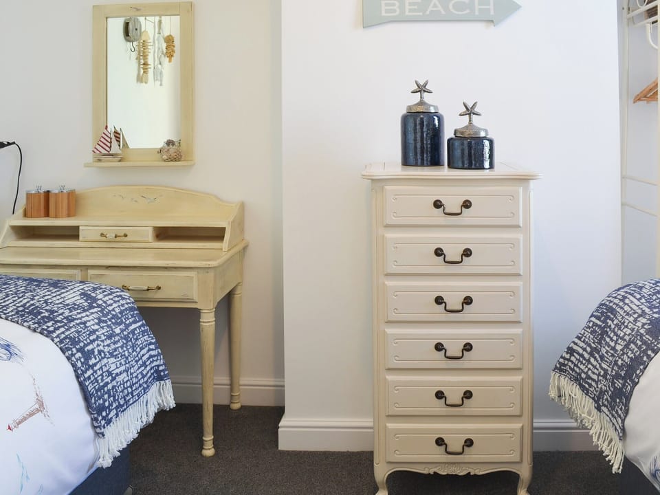 Pretty twin bedded room | Lobster Pot Cottage, Scarborough