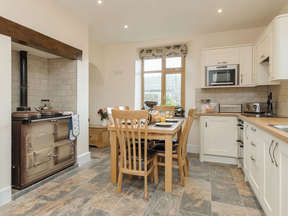 Fantastic kitchen/ dining room | The Farmhouse - Applebarn Holidays, West Pennard, near Glastonbury