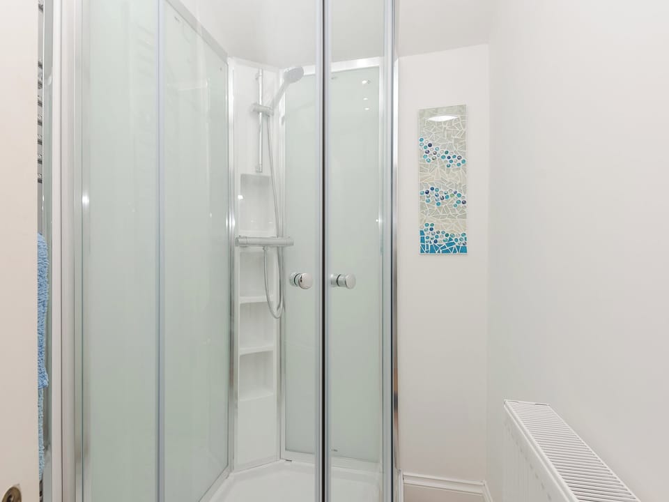 Additional shower room | Moonbeam House, Freshwater Bay