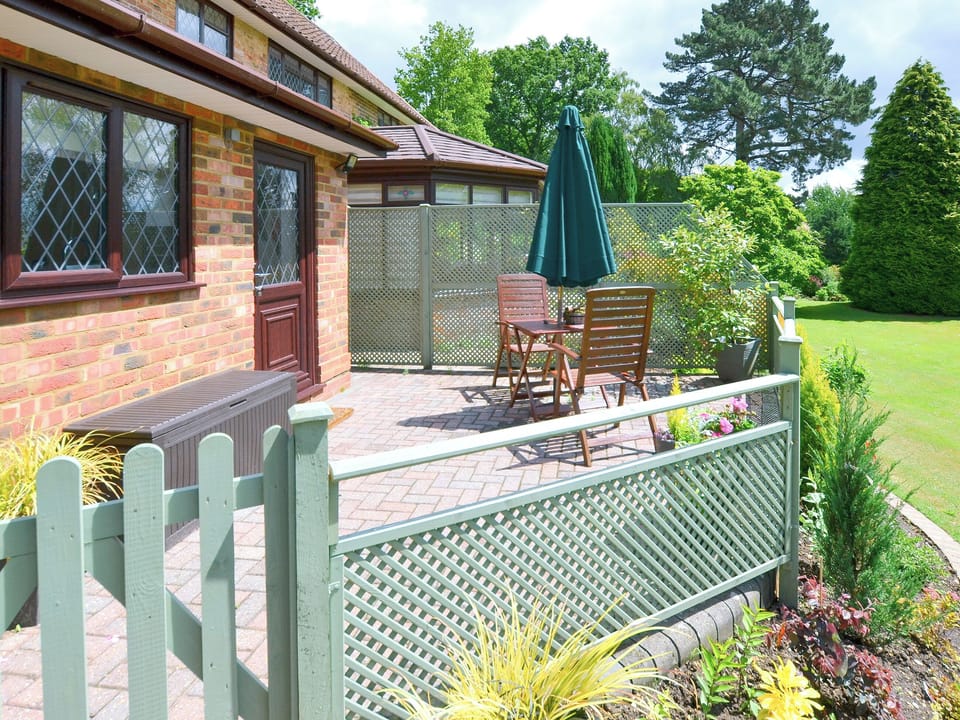 Outdoor area | Alice&rsquo;s Lodge - New Forest Cottages, Picket Hill, near Ringwood