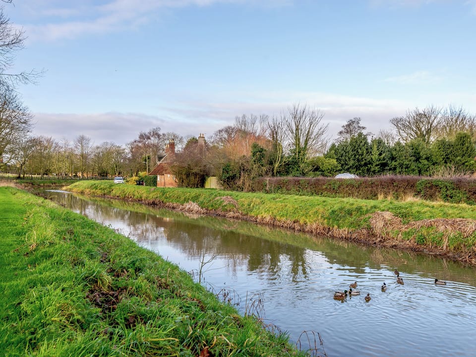 Surrounding view | Kingfisher Cottage - Riverside Barns, Wainfleet St. Mary, near Skegness