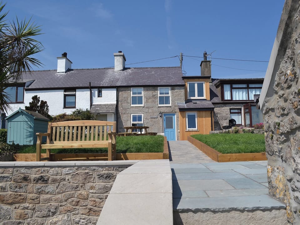 Large front garden with bench seating | Bryn Awel, Moelfre, near Benllech
