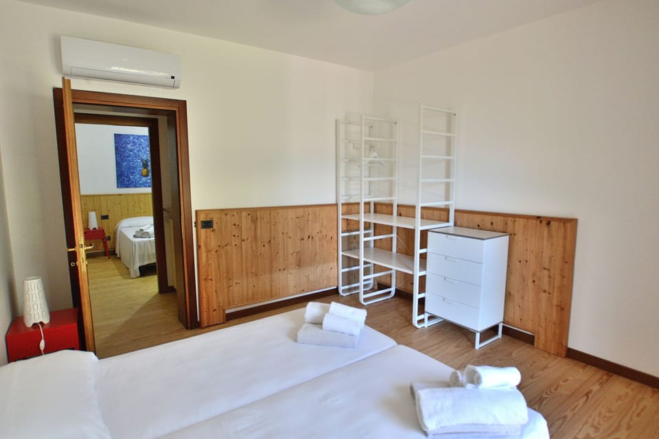 3 bedrooms, iron/ironing board, WiFi (free), bed sheets